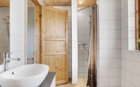 Uolevi - 1.1Km from the Sea: Piso, Diseño De Interiores, Arreglo De Tubería, Suelo, Pared, Madera, Baño, Lavabo Del Baño, Lavabo, Techo