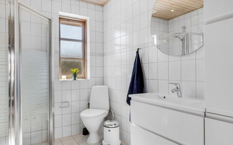 Uolevi - 1.1Km from the Sea: Piso, Asiento Del Baño, Pared, Baño, Arreglo De Tubería, Suelo, Baño, Diseño De Interiores, Lavabo, Plomería