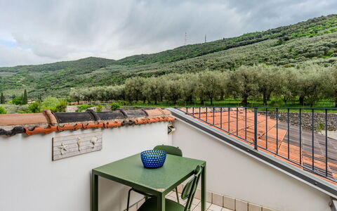 Tra Gli Ulivi: Balcón, Planta De Casa, Mueble Para Exteriores, Mesa Al Aire Libre, Cocina Y Comedor Mesa