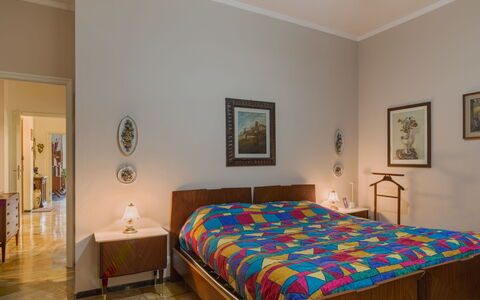 Sea Escape: Mueble, Diseño De Interiores, Cama, Piso, Pared, Habitación, Suelo, Madera, Techo, Sábana