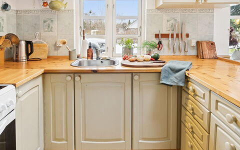 Holmfridur - 1.1Km from the Sea: Cocina, Aparato De Cocina, Mostrador, Gabinetes, Diseño De Interiores, Mueble, Madera, Piso, Electrodoméstico, Fregadero