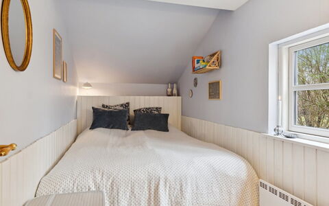 Holmfridur - 1.1Km from the Sea: Habitación, Cama, Pared, Diseño De Interiores, Madera, Lecho, Suelo, Piso, Techo, Sábana