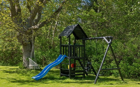 Holmfridur - 1.1Km from the Sea: Tobogán, Equipo De Juego Exterior, Tolva, Jardín, Césped, Patio De Recreo, Jugar, Patio Interior, Niño, Parque