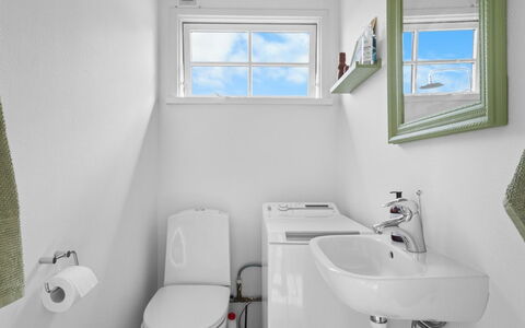 Lenya - 60M from the Sea: Asiento Del Baño, Arreglo De Tubería, Baño, Baño, Lavabo, Piso, Suelo, Grifo, Plomería, Diseño De Interiores
