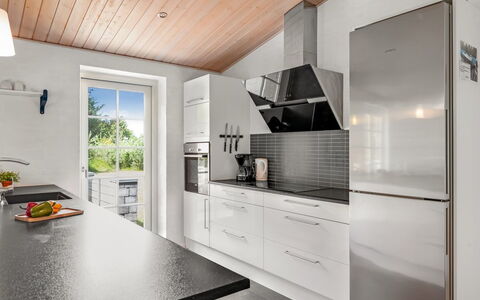 Sod - 3.2Km from the Sea: Cocina, Mostrador, Aparato De Cocina, Piso, Electrodoméstico, Diseño De Interiores, Gabinetes, Madera, Electrodoméstico, Suelo