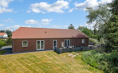 Sod - 3.2Km from the Sea: Hierba, Edificio, Ventana, Casa, Techo, Casa, Cabaña, Barrio Residencial, El Terreno Del Lote, Inmuebles