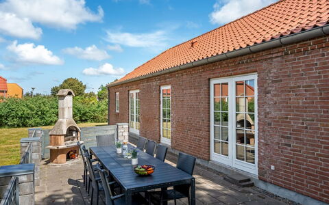 Sod - 3.2Km from the Sea: Casa, Casa, Mueble, Techo, Mueble Para Exteriores, Ladrillo, Barrio Residencial, Enladrillado, Cabaña, Puerta