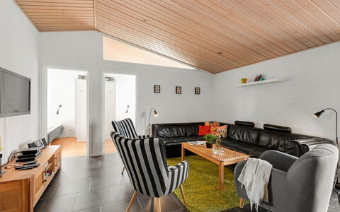 Sod - 3.2Km from the Sea: Mueble, Madera, Diseño De Interiores, Piso, Suelo, Silla, Habitación, Techo, Sala, Departamento