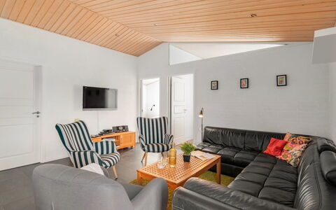 Sod - 3.2Km from the Sea: Mueble, Madera, Diseño De Interiores, Piso, Suelo, Silla, Habitación, Techo, Sala, Departamento