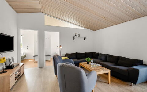 Donco - 3.2Km from the Sea: Mueble, Madera, Diseño De Interiores, Piso, Suelo, Silla, Habitación, Techo, Sala, Departamento