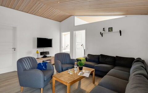 Donco - 3.2Km from the Sea: Mueble, Madera, Diseño De Interiores, Piso, Suelo, Silla, Habitación, Techo, Sala, Departamento