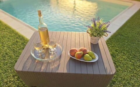 Posada 10: Mueble, Mueble Para Exteriores, Jardín, Mesa Al Aire Libre, Manchas De Madera, Césped, Patio Interior, Silla, Madera Dura, Yarda