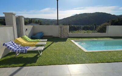 Posada 10: Piscina, Material Compuesto, Mueble Para Exteriores, Sombra, Jardín, Paisajismo, Recurso, Patio Interior, Césped, Silla