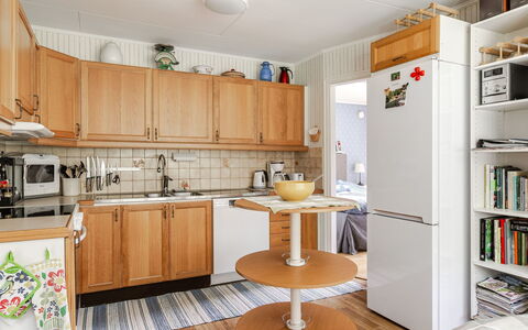 Kallvik: Cocina, Aparato De Cocina, Mueble, Electrodoméstico, Diseño De Interiores, Gabinetes, Piso, Madera, Mostrador, Suelo