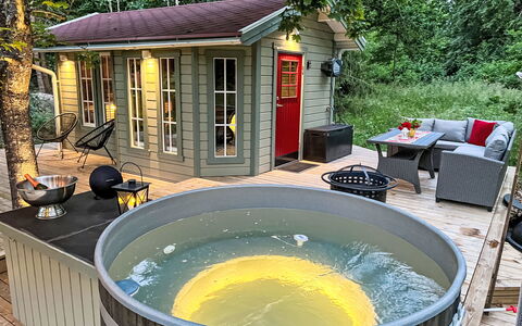 Kallvik: Bañera, Jardín, Edificios Del Jardín, Patio Interior, Cabaña, Yarda, Estructura Al Aire Libre, Arreglo De Tubería, Paisajismo