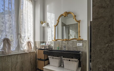 La Casa di Martina, Amazing Seaview: Diseño De Interiores, Arreglo De Tubería, Grifo, Lavabo, Lavabo Del Baño, Plomería, Espejo, Baño, Mostrador, Mueble De Baño