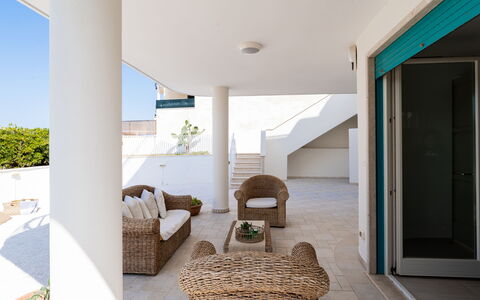 Il Respiro del Mare: Suelo, Arquitectura, Piso, Techo, Balcón, Silla, Sombra, Departamento, Porche, Mueble Para Exteriores