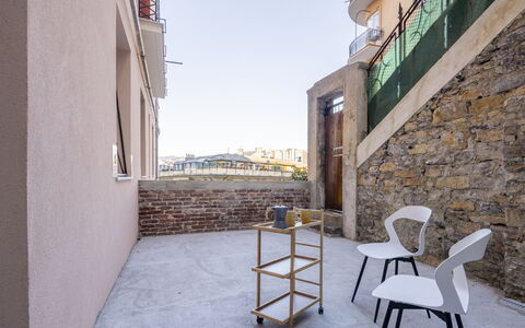 La Casa di Bruno, Terrace, in the Heart of Genova: Material Compuesto, Departamento, Silla, Balcón, Hormigón, Manchas De Madera, Pretil, Madera Dura, Escalera, Suelos De Madera