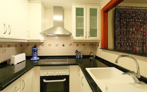 Sotavento: Mostrador, Habitación, Propiedad, Cocina, Diseño De Interiores, Mueble, Gabinetes, Lavabo, Edificio, Casa