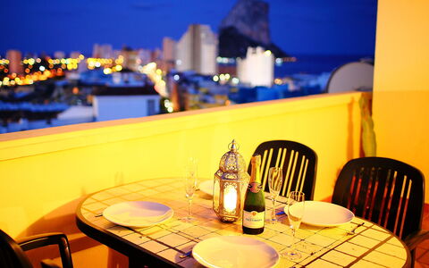 Calpe Calp 390: Mesa, Mueble, Propiedad, Cielo, Vajilla, Silla, Ligero, Edificio, Agua, Encendiendo