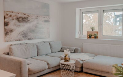 Apartment mit Küche, Arbeitsplatz und Xxl Sofa