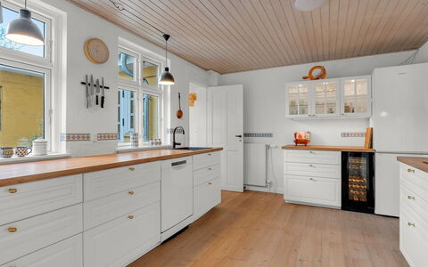 Noreen - 500M from the Sea: Piso, Madera, Gabinetes, Suelos De Madera, Suelo, Diseño De Interiores, Cocina, Casa, Mostrador, Cajón