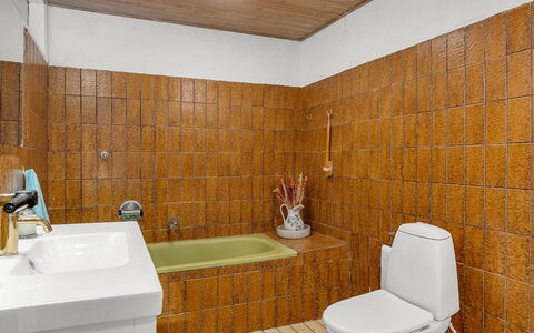 Noreen - 500M from the Sea: Piso, Arreglo De Tubería, Suelo, Diseño De Interiores, Baño, Loseta, Marrón, Grifo, Lavabo, Plomería