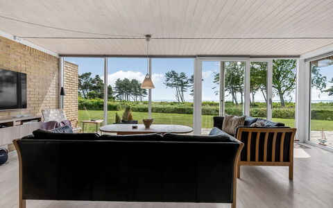 Ellanora - 50M from the Sea: Piscina, Mueble Para Exteriores, Mueble, Recurso, Losa, Eco Hotel, Sombra, Silla, Ocio, Inmuebles