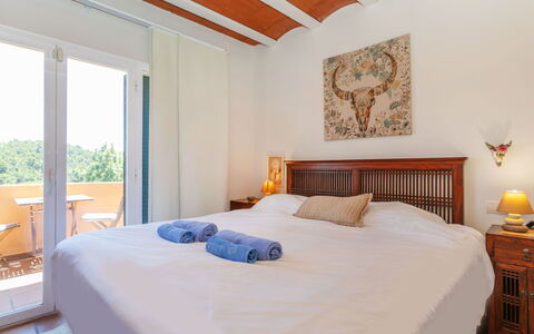 Tiana: Cama, Habitación, Mueble, Diseño De Interiores, Pared, Sábana, Lecho, Madera, Suelo, Piso