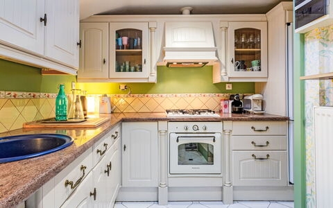 Girofla: Cocina, Aparato De Cocina, Mostrador, Gabinetes, Diseño De Interiores, Electrodoméstico, Piso, Madera, Mueble, Suelo
