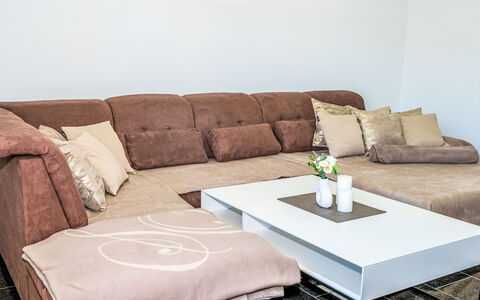 Ossiacher Seeblick: Mueble, Piso, Suelo, Diseño De Interiores, Madera, Sofá, Sala, Casa, Habitación, Suelos De Madera