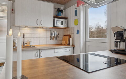 Selinda - 250M from the Sea: Cocina, Mostrador, Aparato De Cocina, Diseño De Interiores, Piso, Madera, Electrodoméstico, Techo, Mueble, Suelo