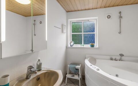 Tomassine: Arreglo De Tubería, Diseño De Interiores, Piso, Baño, Techo, Madera, Suelo, Grifo, Bañera, Plomería
