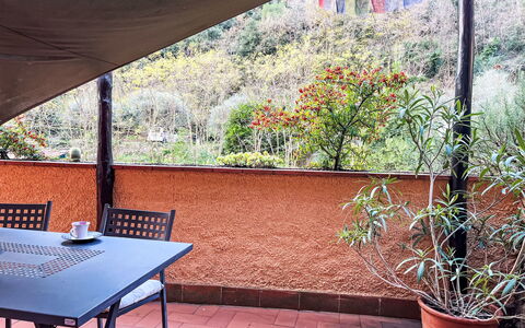 Grotta Dell'Edera: Tiempo De Día, Árbol, Edificio, Departamento, Barrio Residencial, Ciudad, Barrio, Condominio, Diseño Urbano, Asentamientos Humanos