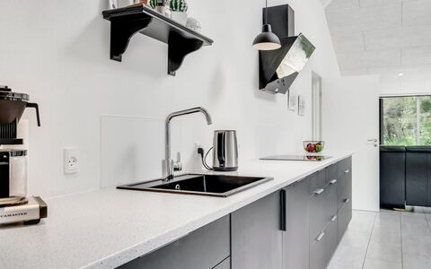 Eerika - 500M to the Fjord: Cocina, Mostrador, Aparato De Cocina, Diseño De Interiores, Gabinetes, Fregadero, Mueble, Arreglo De Tubería, Lavabo, Electrodoméstico