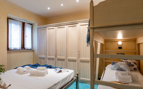 Suite la Torre: Cama, Mueble, Diseño De Interiores, Habitación, Madera, Habitación, Suelo, Piso, Techo, Textil