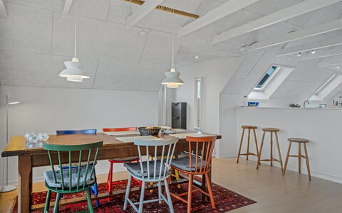 Launo - 300M from the Sea: Mueble, Diseño De Interiores, Piso, Silla, Suelo, Madera, Techo, Lámpara, Mesa, Comedor