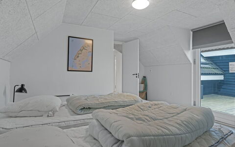 Launo - 300M from the Sea: Techo, Habitación, Diseño De Interiores, Suelo, Piso, Cama, Sábana, Lecho, Mueble, Habitación