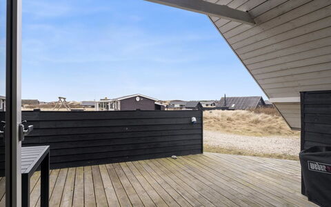 Launo - 300M from the Sea: Madera, Arquitectura, Material Compuesto, Tablón, Puerta, Cubierta, Madera Dura, Suelos De Madera, Sombra