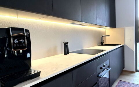 Domus Canazei: Diseño De Interiores, Cocina, Aparato De Cocina, Mostrador, Encendiendo, Negro, Piso, Electrodoméstico, Gabinetes, Habitación
