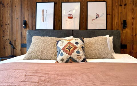 Domus Canazei: Cama, Lecho, Mueble, Habitación, Diseño De Interiores, Sábana, Pared, Piso, Suelo, Madera