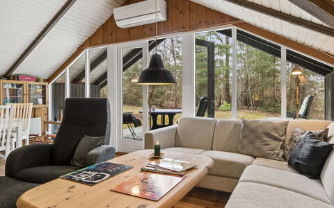 Elfrede - 900M from the Sea: Madera, Diseño De Interiores, Techo, Sofá, Casa, Mueble, Sala, Suelo, Habitación