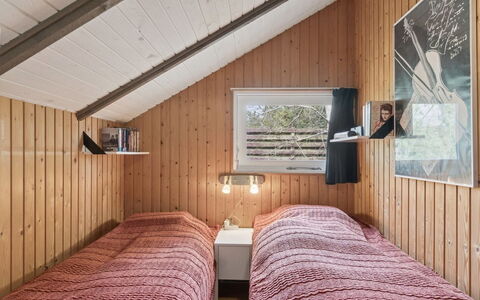 Elfrede - 900M from the Sea: Pared, Madera, Habitación, Suelo, Techo, Diseño De Interiores, Casa, Piso, Cama, Manchas De Madera