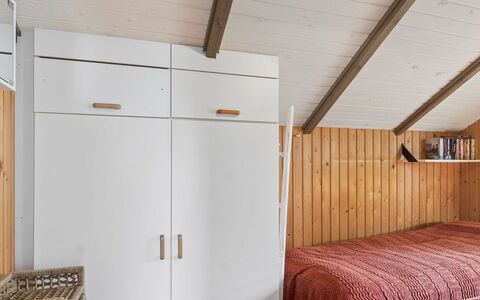 Elfrede - 900M from the Sea: Pared, Piso, Mueble, Diseño De Interiores, Madera, Suelo, Techo, Habitación, Cama, Habitación