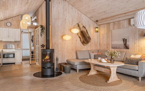 Irma - 300M from the Sea: Madera, Diseño De Interiores, Mueble, Encendiendo, Lámpara, Piso, Techo, Sala, Casa, Habitación
