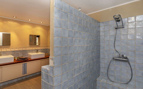 Mas Oliveres: Piso, Pared, Arreglo De Tubería, Suelo, Baño, Diseño De Interiores, Loseta, Plomería, Material Compuesto, Grifo