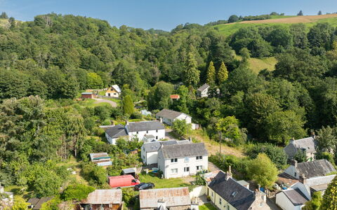 Strone Cottage: Árbol, Casa, Barrio Residencial, Paisaje, Área Rural, Techo, Casa, Pueblo, Cabaña