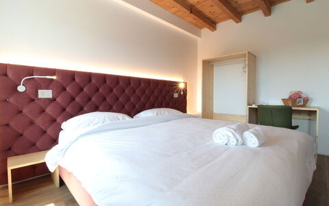 Villa Valdobbiadene Pool Spa: Pared, Diseño De Interiores, Madera, Habitación, Mueble, Cama, Suelo, Techo, Piso, Sábana