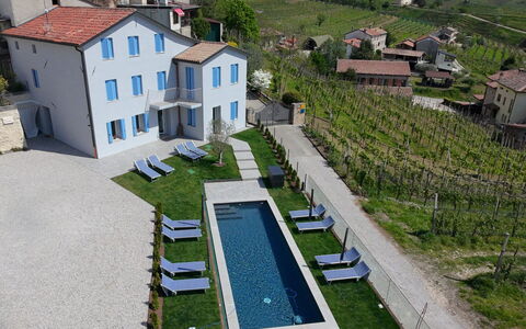 Villa Valdobbiadene Pool Spa: Piscina, Mueble Para Exteriores, Sunlounger, Ocio, Inmuebles, Silla, Villa, Hotel, Paraguas, Ciudad De Vacaciones