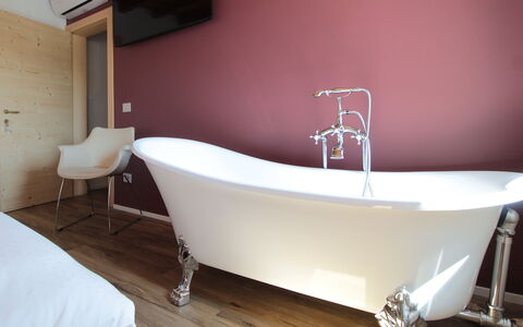 Villa Valdobbiadene Pool Spa: Bañera, Diseño De Interiores, Arreglo De Tubería, Baño, Plomería, Madera Dura, Manchas De Madera, Suelos De Madera, Grifo